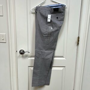 Brooks Brothers Advantage Chinos. Size:33/30 in gray. Lightweight. Non-iron.